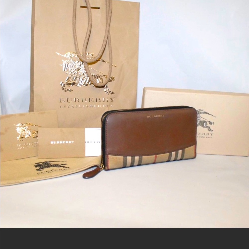 100% Authentic Burberry Derby Nova Check Leather Zip Around Zippy Wallet